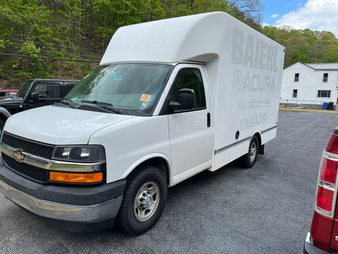 Used 2017 Chevrolet Express 3500 UNAVAIL RWD image 2