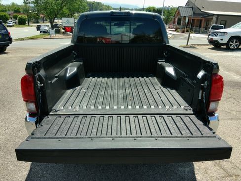 Used 2019 Toyota Tacoma 4x4 Double Cab SR5 image 17