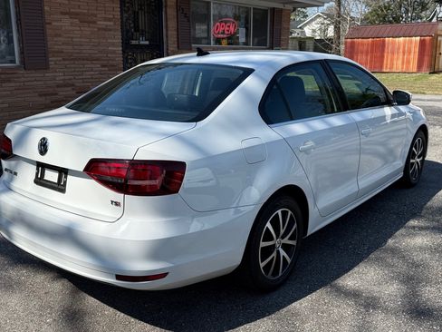 Used 2017 Volkswagen Jetta SE image 3