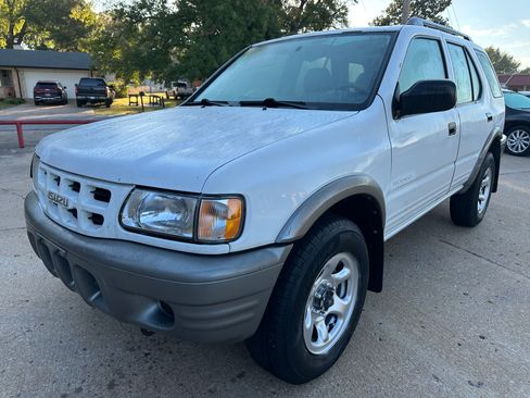 Used 2001 Isuzu Rodeo S image 1
