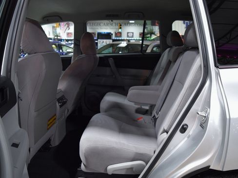 Used 2013 Toyota Highlander Plus V6 FWD image 19