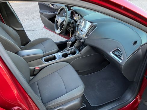 Used 2018 Chevrolet Cruze LT image 10
