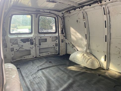 Used 2017 Chevrolet Express 2500 image 18