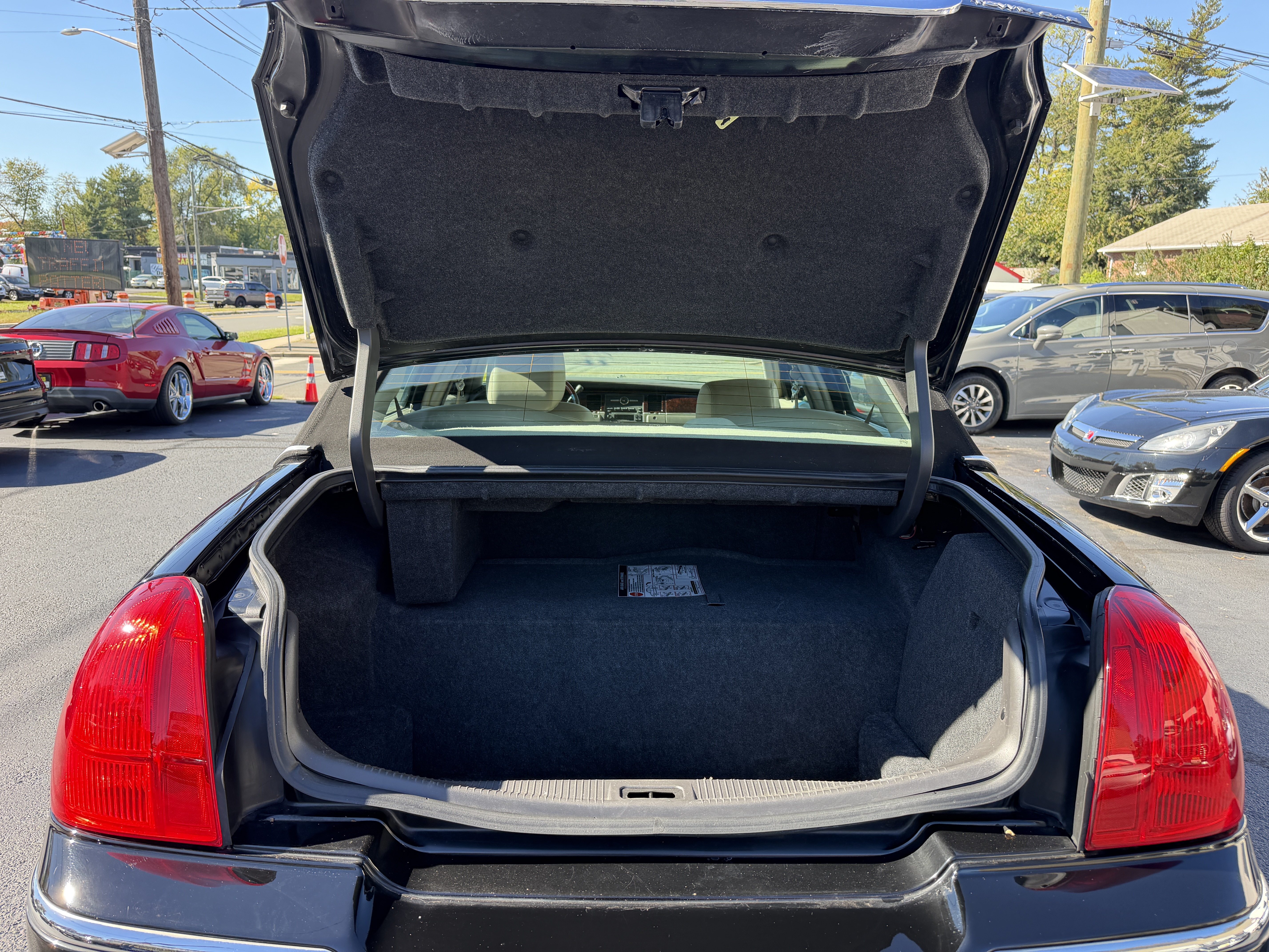 Used 2011 Lincoln Town Car Signature Limited RWD image 32