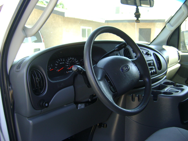 Used 2005 Ford E-350 and Econoline 350 Super Duty Wagon RWD image 9