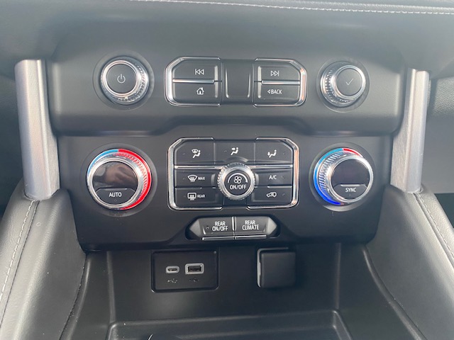 Used 2024 GMC Yukon 4WD SLE image 12