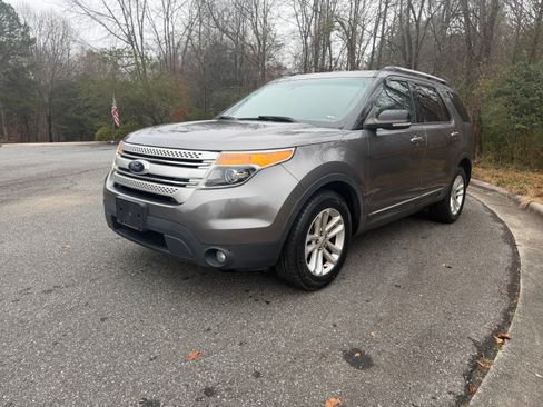 Used 2014 Ford Explorer XLT image 7