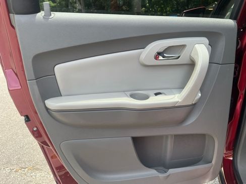 Used 2011 Chevrolet Traverse LT image 9