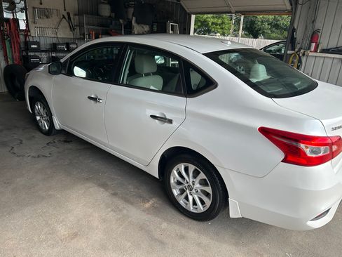 Used 2016 Nissan Sentra SV FWD image 2