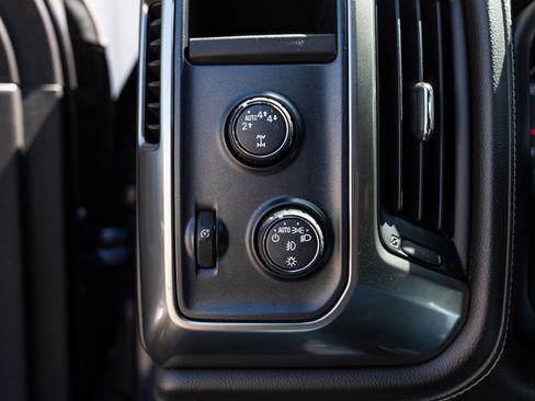 Used 2018 Chevrolet Silverado 1500 4x4 Crew Cab LTZ w/ Z71 image 12
