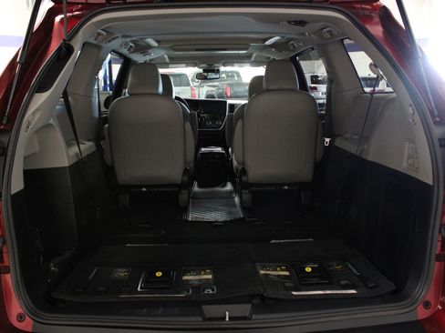 Used 2018 Toyota Sienna AWD image 11
