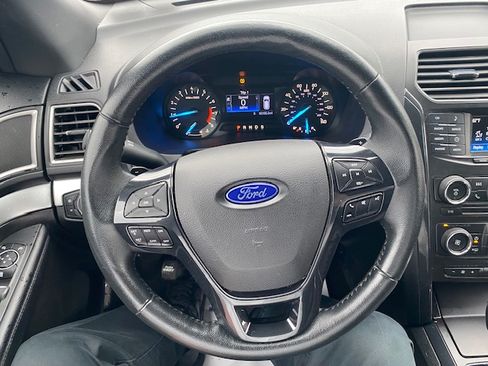 Used 2017 Ford Explorer 4WD XLT image 9