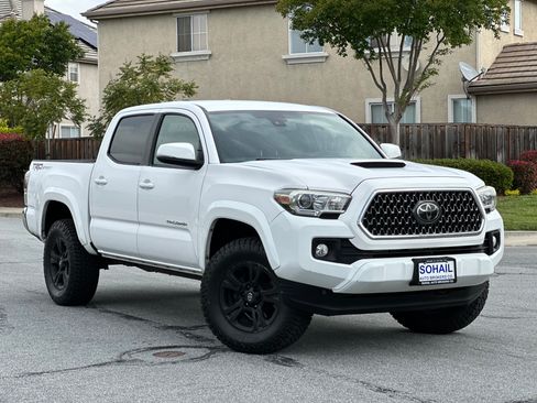 Used 2018 Toyota Tacoma RWD image 6
