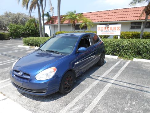 Used 2010 Hyundai Accent GL image 1