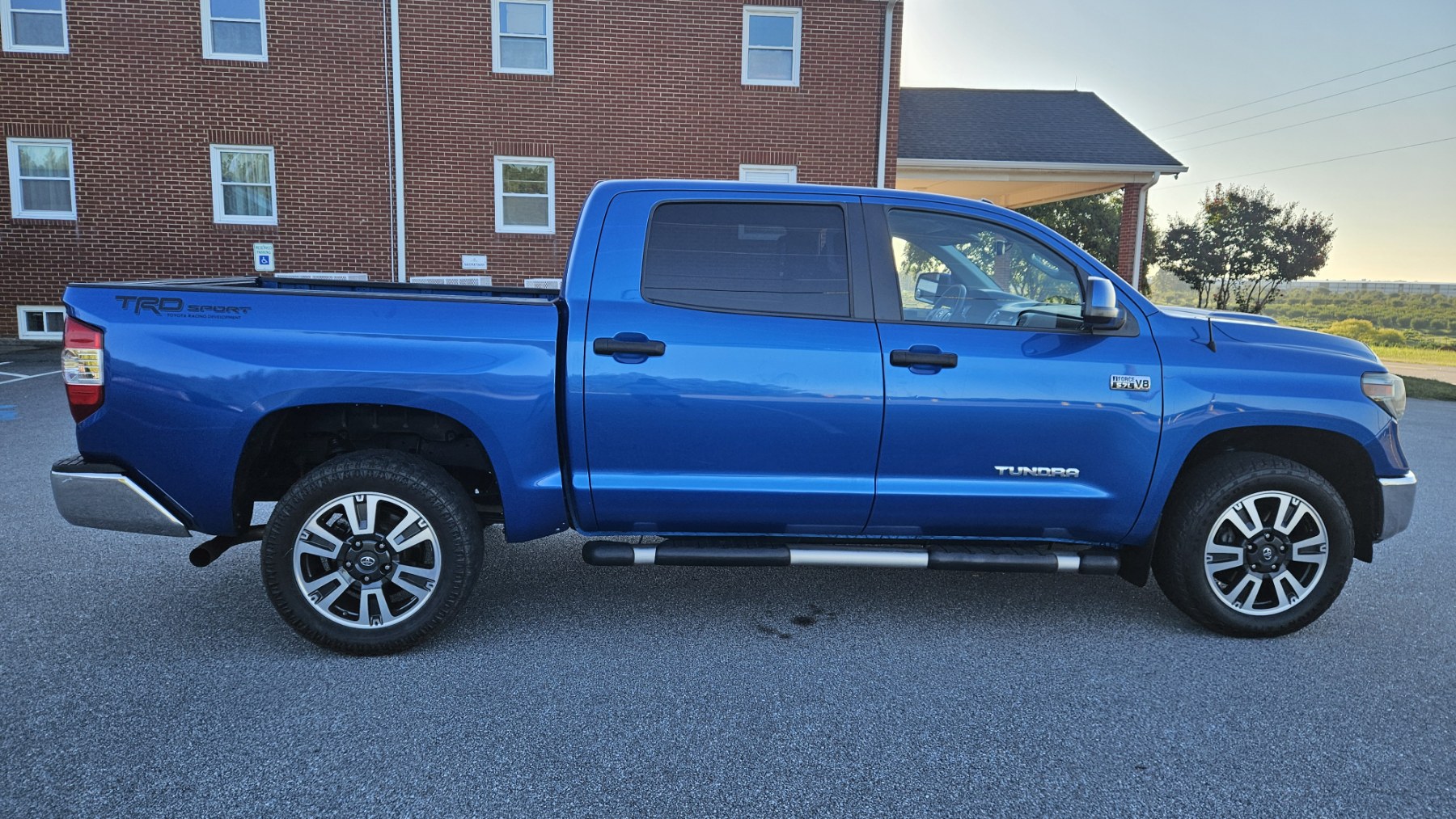 Used 2018 Toyota Tundra 4x4 CrewMax SR5 image 5