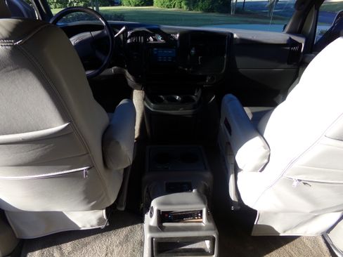 Used 2005 Chevrolet Express 1500 AWD Passenger image 21