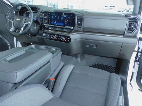 Used 2025 Chevrolet Silverado 1500 LT image 4