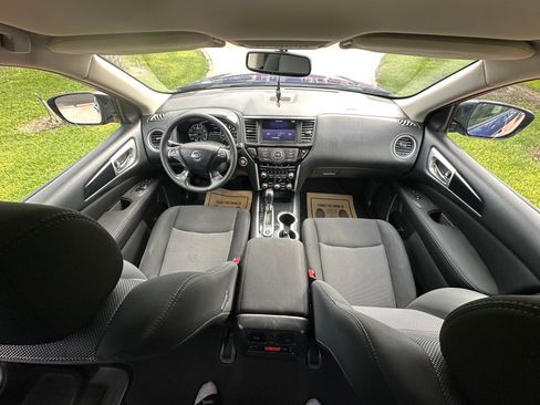 Used 2017 Nissan Pathfinder SV image 11