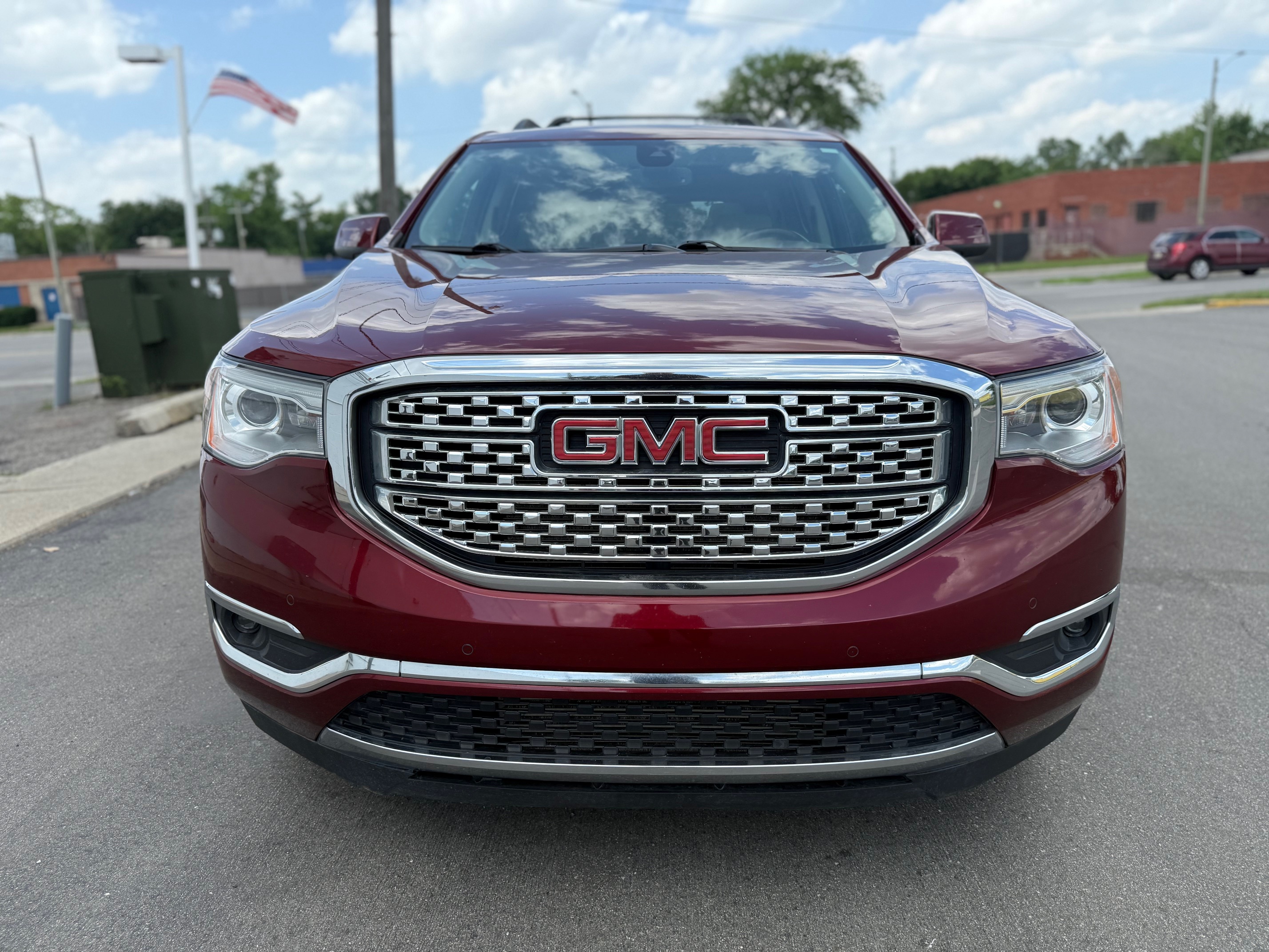 Used 2018 GMC Acadia AWD Denali image 2