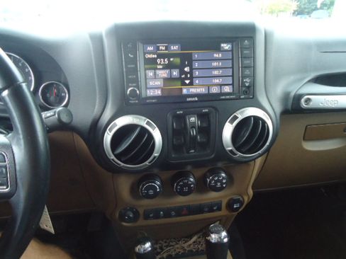 Used 2014 Jeep Wrangler 4WD Unlimited Sahara image 16