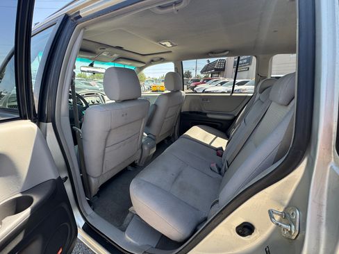 Used 2005 Toyota Highlander 2WD V6 w/ 3rd Row image 19