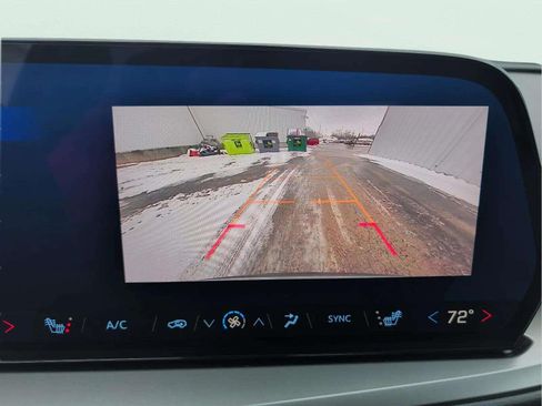 Used 2025 Chevrolet Traverse LT image 12