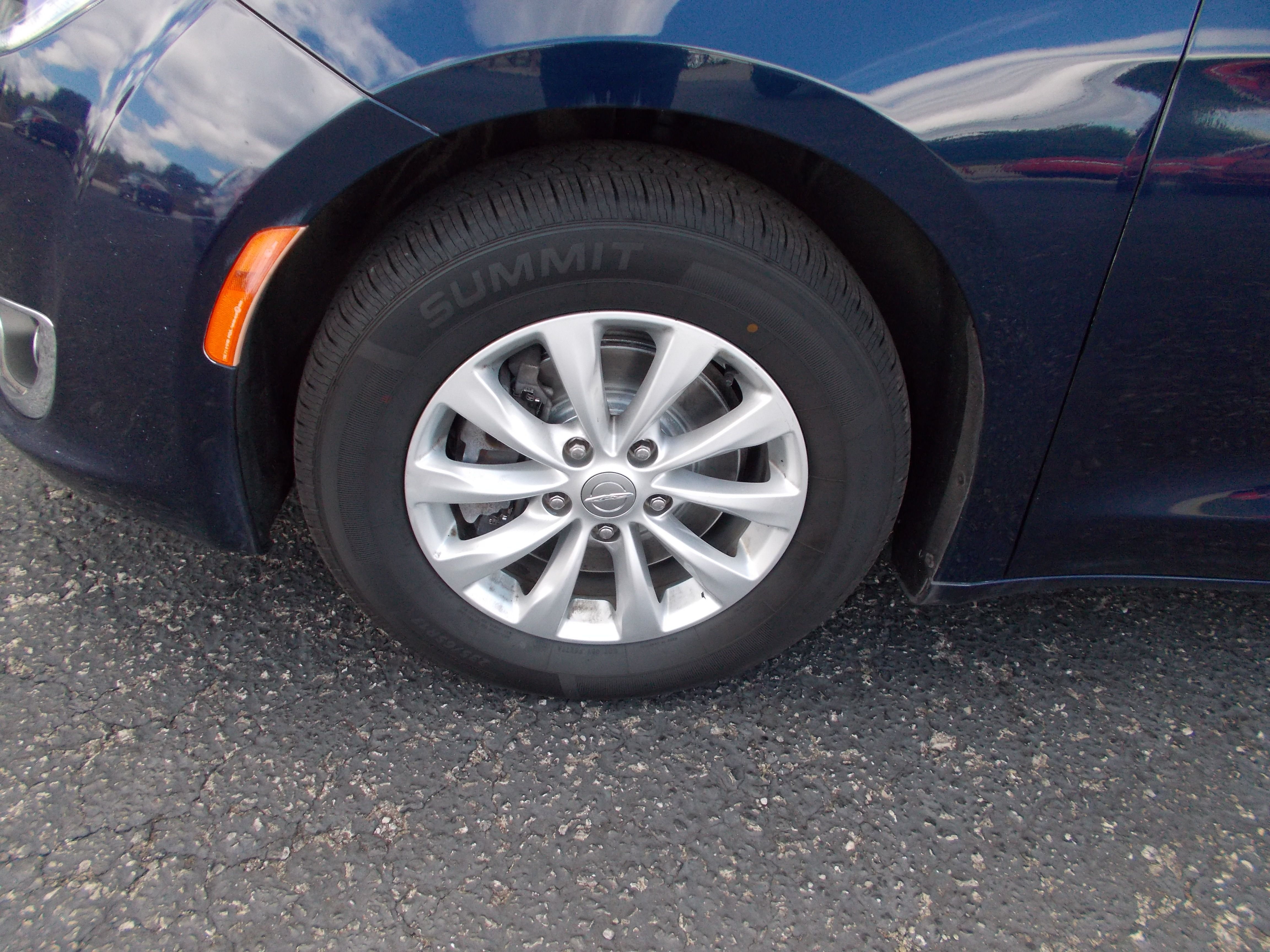 Used 2018 Chrysler Pacifica Touring Plus FWD image 8
