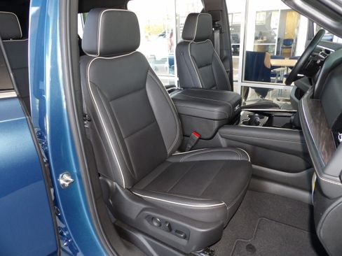 Used 2025 Chevrolet Suburban 2WD Premier image 23
