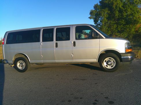 Used 2017 Chevrolet Express 3500 LT Extended Passenger RWD image 2