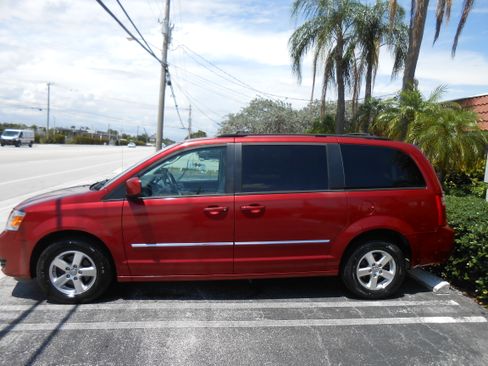 Used 2009 Dodge Grand Caravan SXT FWD image 2