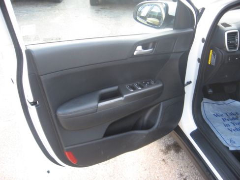 Used 2021 Kia Sportage LX image 8