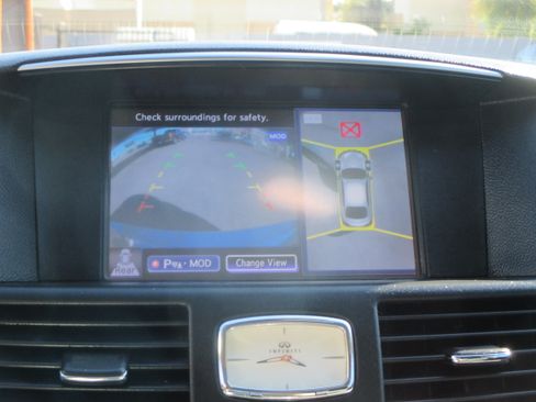 Used 2017 INFINITI Q70 Premium image 6