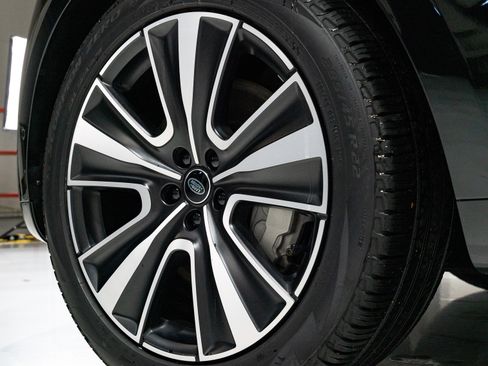 Used 2025 Land Rover Range Rover SE image 11