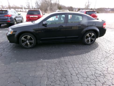 Used 2008 Dodge Avenger R/T image 2