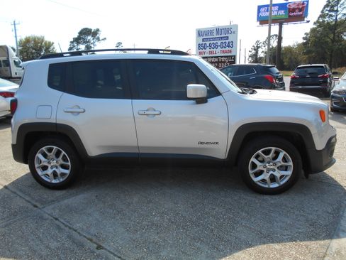Used 2018 Jeep Renegade Latitude image 1