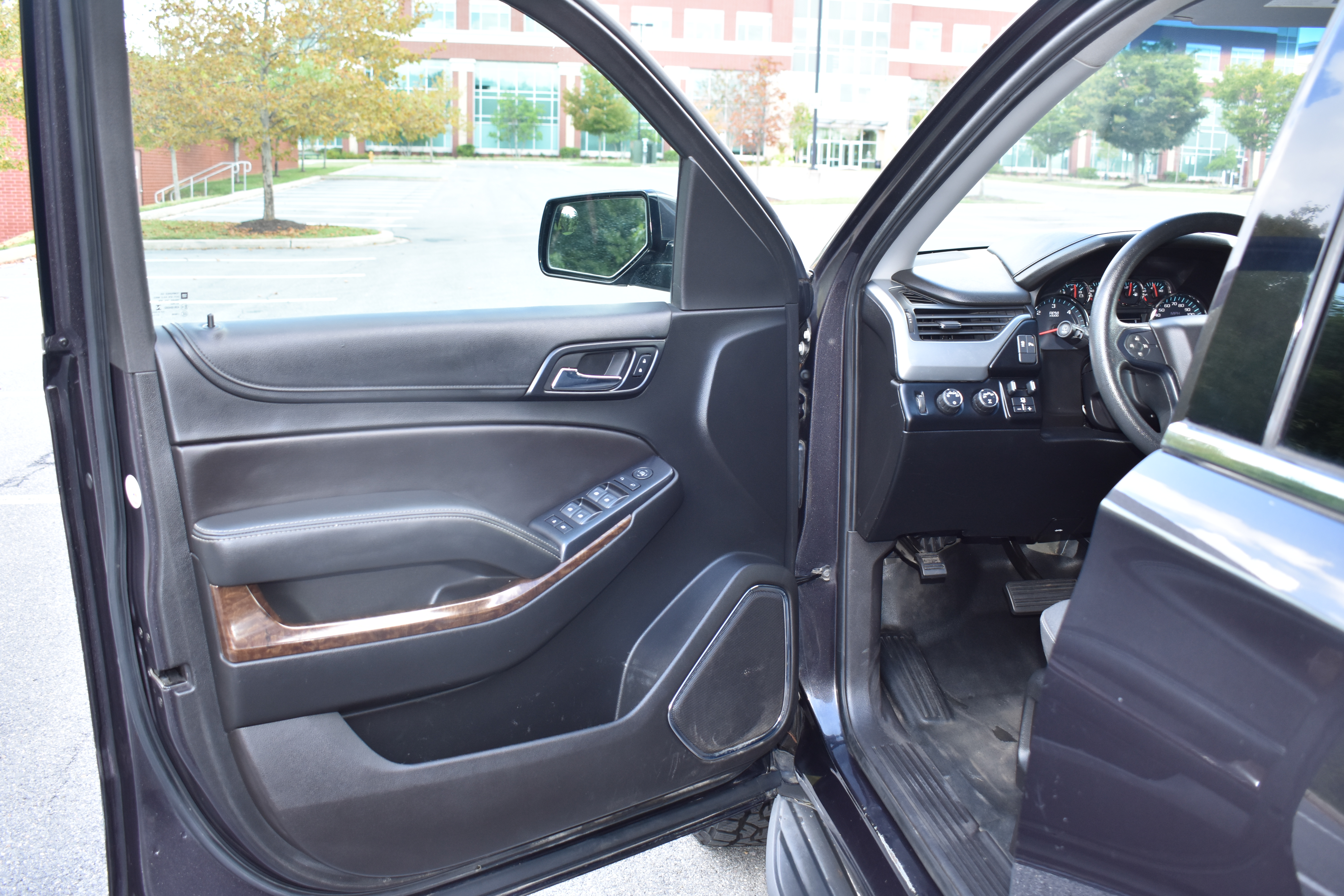 Used 2018 Chevrolet Tahoe 4WD image 18