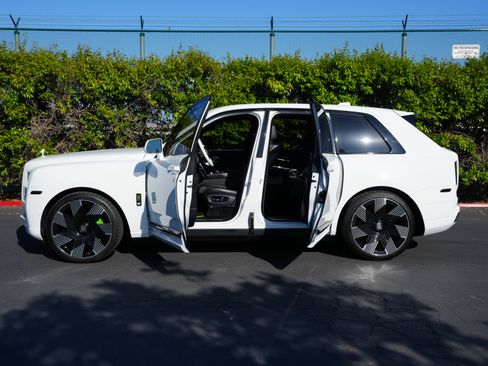 Used 2020 Rolls-Royce Cullinan Black Badge AWD/4WD image 8