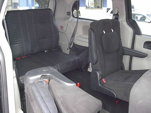 Used 2016 Dodge Grand Caravan SE image 17