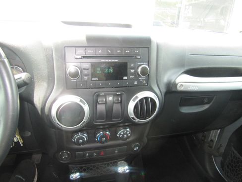Used 2015 Jeep Wrangler 4WD Sahara image 15