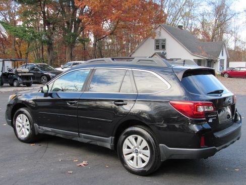 Used 2017 Subaru Outback 2.5i Premium image 9