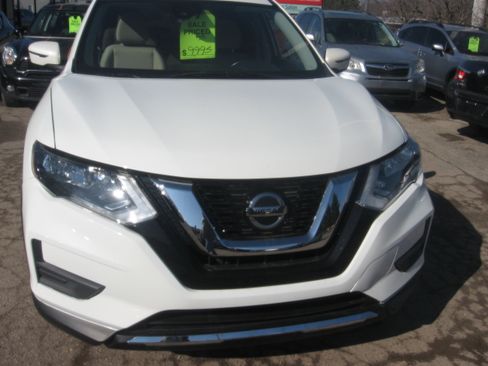 Used 2020 Nissan Rogue SV image 2