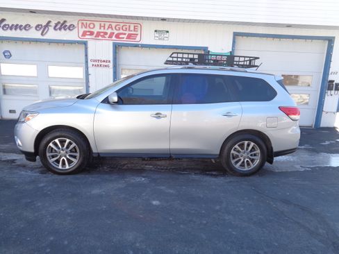 Used 2015 Nissan Pathfinder SV image 3