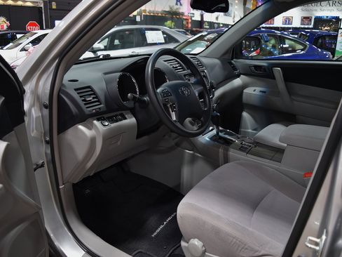 Used 2013 Toyota Highlander Plus V6 FWD image 15