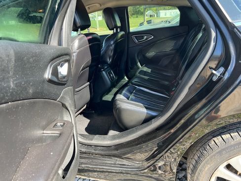 Used 2017 Chrysler 200 Limited image 9