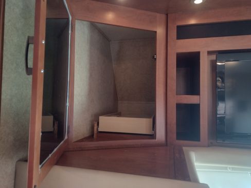 Used 2011 Ford E-450 and Econoline 450 image 26