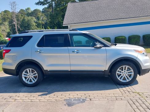 Used 2014 Ford Explorer XLT image 3