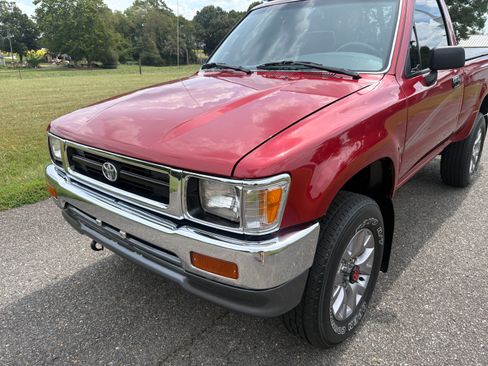 Used 1994 Toyota Pickup 4x4 Regular Cab DX image 3