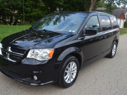 Used 2019 Dodge Grand Caravan SXT FWD image 2