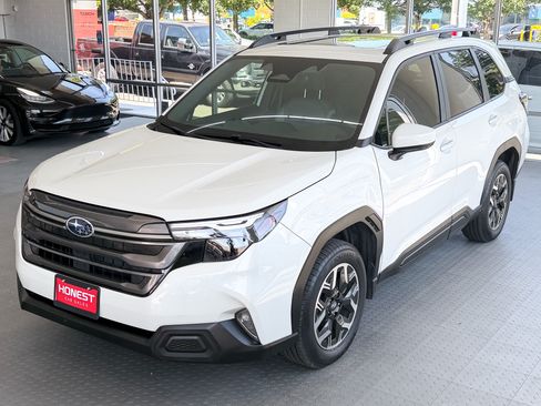Used 2025 Subaru Forester Premium AWD/4WD image 3
