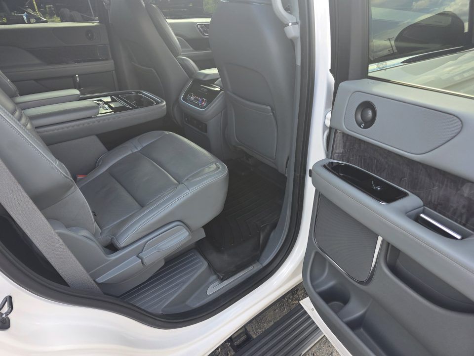 Used 2019 Lincoln Navigator 4WD Reserve image 11